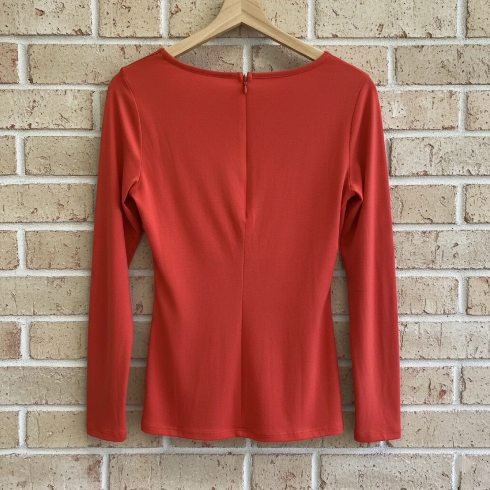 Rode T-shirt met zijdetail – photo 2